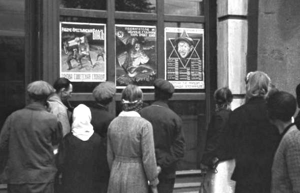 Жители Харькова рассматривают немецкие плакаты