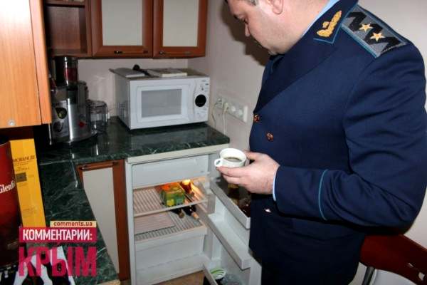 Прокурор демонстрирует содержимое своего холодильника в рабочем кабинете — несколько бутылок вина и сок