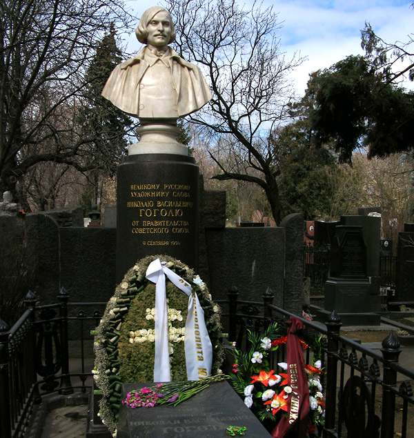 Могила Гоголя сейчас выглядит уже иначе: ей вернули «изначальный» вид. PetarM (CC-BY-SA)