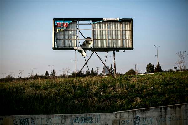 Пустой рекламный щит десятичного пригороде Салоники, второй по величине город Греции, 3 марта.