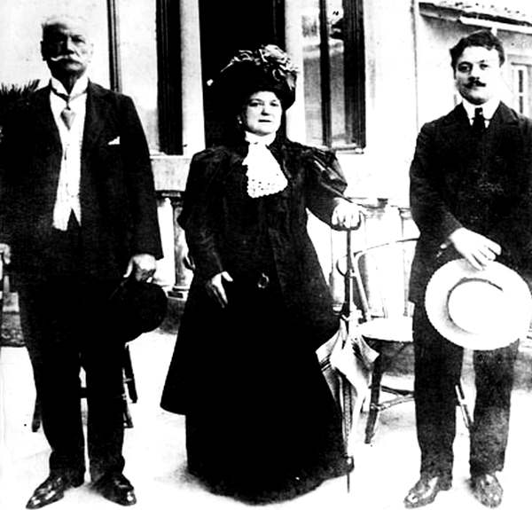 Молодой Гуччио Гуччи (справа) с родителями 1900 год