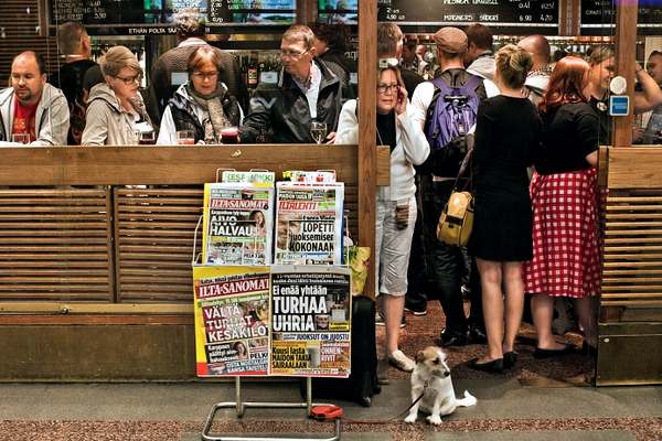 Пивной бар на вокзале Хельсинки пользуется популярностью — сидр здесь стоит не семь евро, как везде, а пять