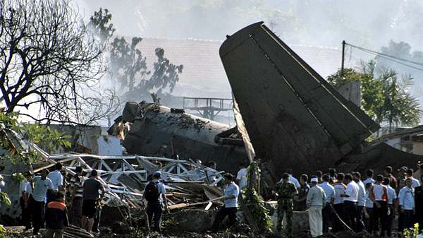 Последствия падения самолета Fokker-27 на жилые дома в Индонезии
