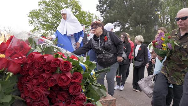Покладання квітів до вічного вогню в Одесі. 8 травня 2023 року © RFI / Дмитро Долматов