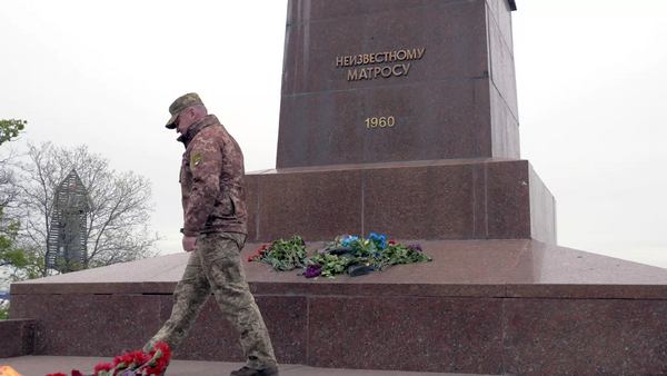 Український військовий поклав квіти з нагоди Дня пам’яті та примирення. Одеса, 08 травня 2023 року © RFI / Дмитро Долматов