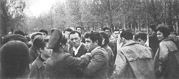 Это фотография из-под суда другого процесса против активистов национального движения Кырымлы, в том числе и Мустафы Джемилева — Ташкентского, 1969 год