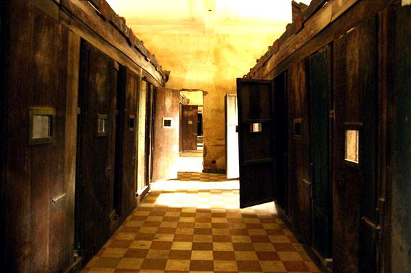 Главная тюрьма «красных кхмеров» Туол Сленг сегодня превращена в музей геноцида. Ежегодно сюда приходят сотни туристов, желающих ознакомиться с одной из самых мрачных страниц в истории Камбоджи. Фото (Creative Commons license): Allie_Caulfield  