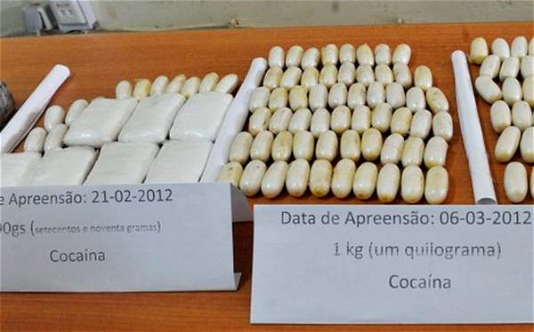 Пакеты кокаина, изъятого в Гвинее-Бисау (AFP)