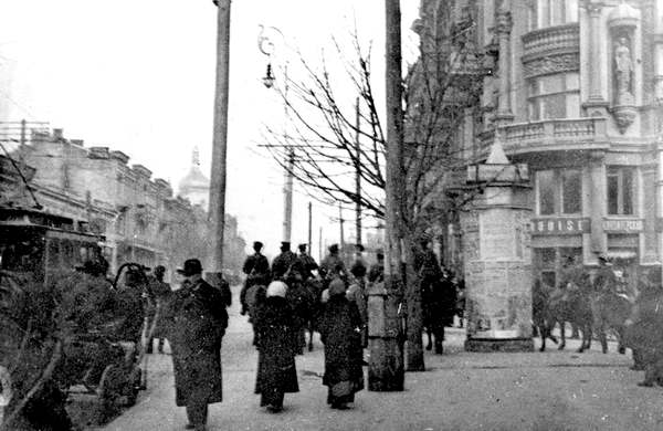 1910-е годы Трамвай и извозчик на Владимирской улице.
