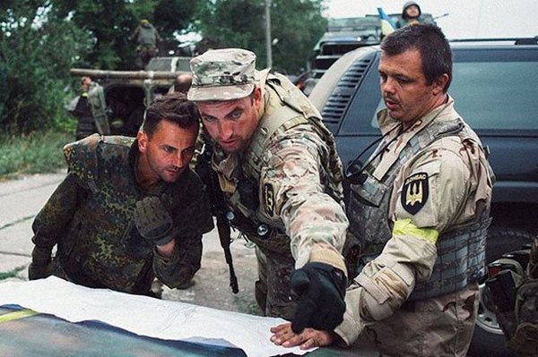 Семенченко (справа) та Сімка (в центрі) обговорюють план дій