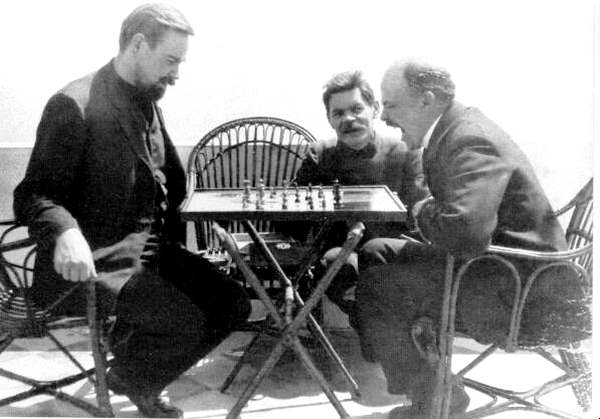 Ленин играет в шахматы на острове Капри, в гостях у Горького, 1908 год