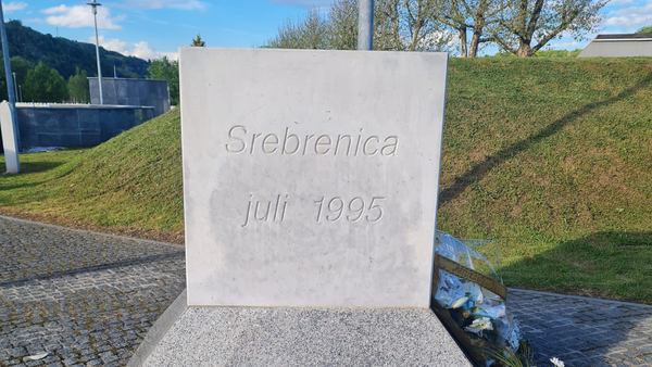 Пам’ятник вшанування боснійських мусульман, які загинули під час масових розстрілів у Сребрениці в 1995 році 