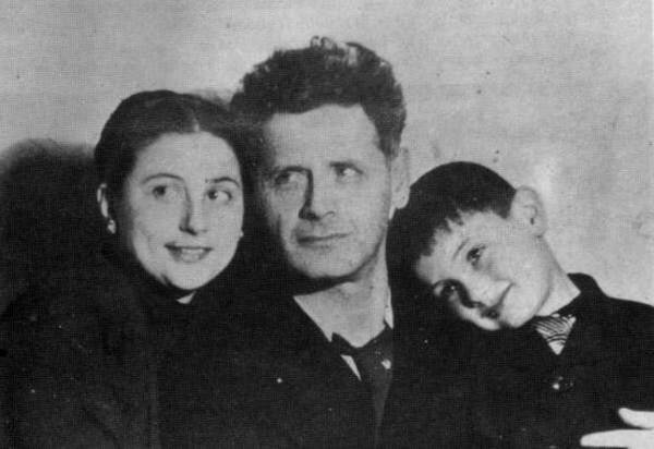 Перец Маркиш с женой Эстер и сыном Давидом. Черновицы, 1946