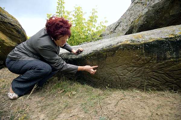 Научные сотрудники заповедника продолжают изучать и интерпретировать образцы древней наскальной живописи Фото: Дмитрий Пленкин