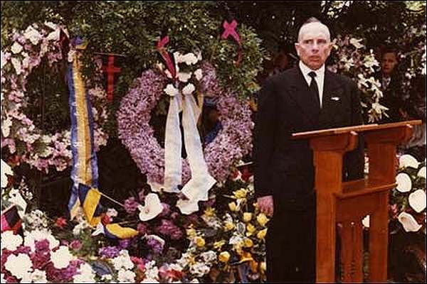 Будущий Герой Украины Степан Бандера выступает на могиле Коновальца. 1958