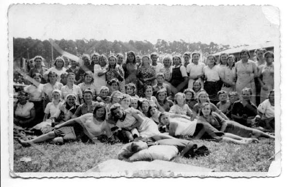 Украинки в немецком лагере труда. Фото предоставлено историком Татьяной Лапан