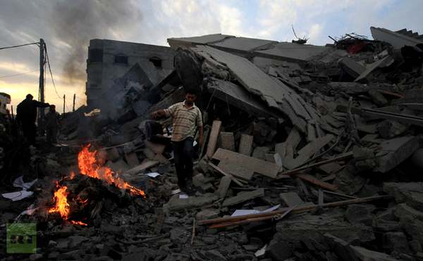 После налета израильской авиации на дом в Бейт-Лахия, на севере сектора Газа 17 ноября 2012 года (AFP PHOTO / Мухаммед Абед)