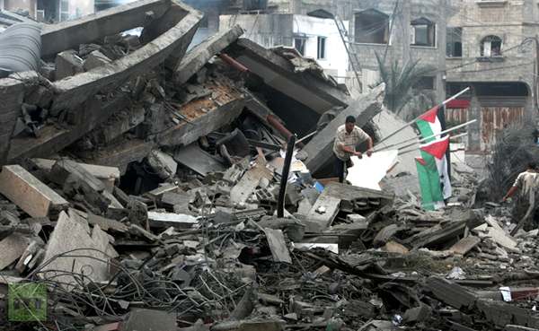 Осмотр разрушенного административного здания премьер-министра Исмаила Хании в городе Газа, 17 ноября 2012 (AFP PHOTO / Махмуд)