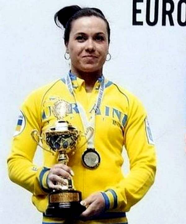 Миниатюрная одесская тяжелоатлетка, стала чемпионкой Европы