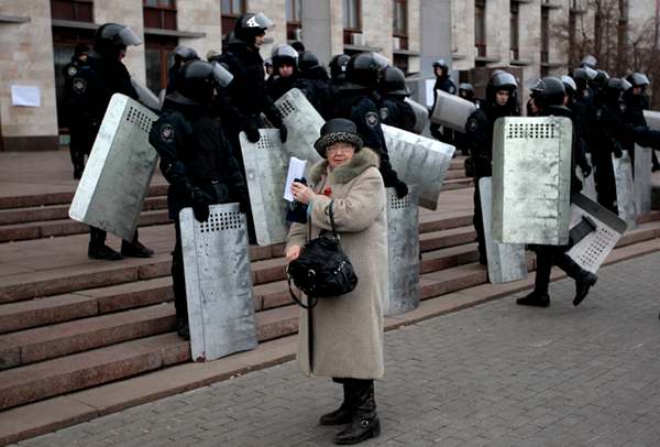 Спецназ МВД Украины перед зданием Донецкой областной администрации, 5 марта 2014 года