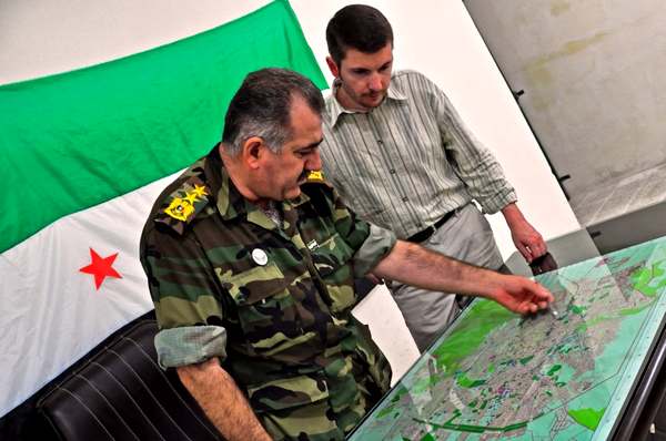 Алеппо, август 2012 г. С полковником Свободной армии Сирии Хамедом Джаббаром Аль-Окайди