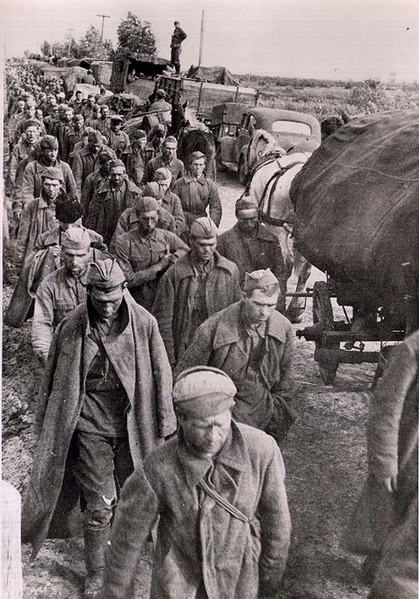 Колонны военнопленных после взятия Киева идут под конвоем к сборному лагерю. Сентябрь 1941 года. Архив ЦИОД
