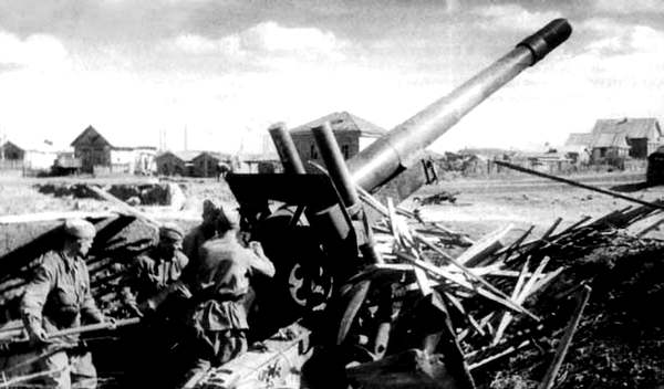 Гаубица-пушка МЛ-20 старшего сержанта А. Гладкого ведет огонь. 1942 г. 