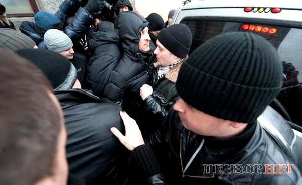 Раздача презервативов к двухлетию правления Януковича закончилась арестами