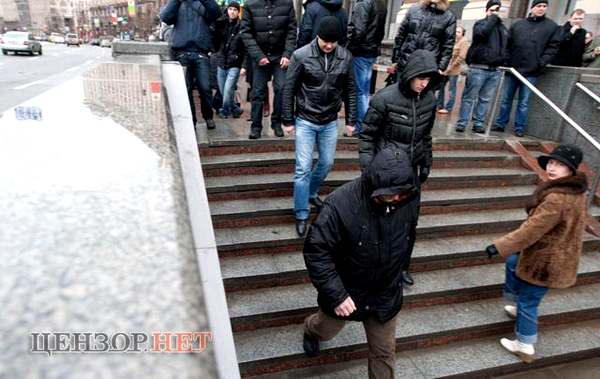 Раздача презервативов к двухлетию правления Януковича закончилась арестами
