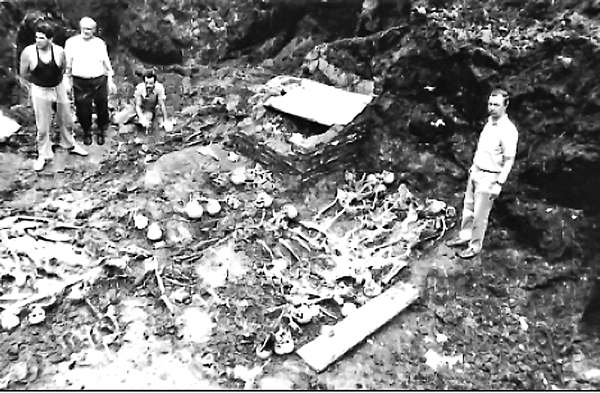 Эксгумация жертв НКВД 1941 г. на дворе тюрьмы № 2 (Замарстиновской), г. Львов. 1991 г.