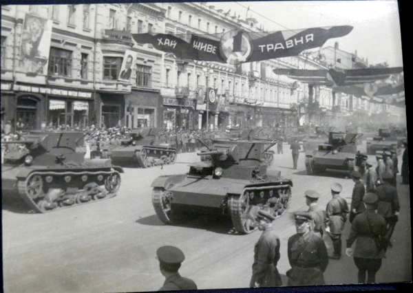 Танки Т-26 на параде в Киеве, 1934 год