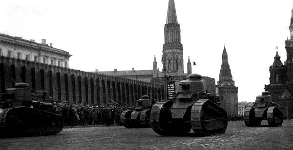 Лёгкие танки «Рено» FT17 и «Фиат-3000» «Феликс Дзержинский» (крайний слева) на Красной площади. 7 ноября 1928 года