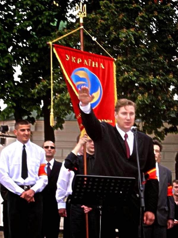 Эдуард Коваленко (в центре) возглавляет марш УНА