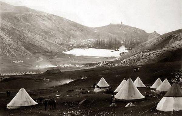 Еще одно фото Балаклавы, занятой союзниками. На горе хорошо видна генуэзская крепость, на переднем плане — походные палатки. Фото Роджера Фентона