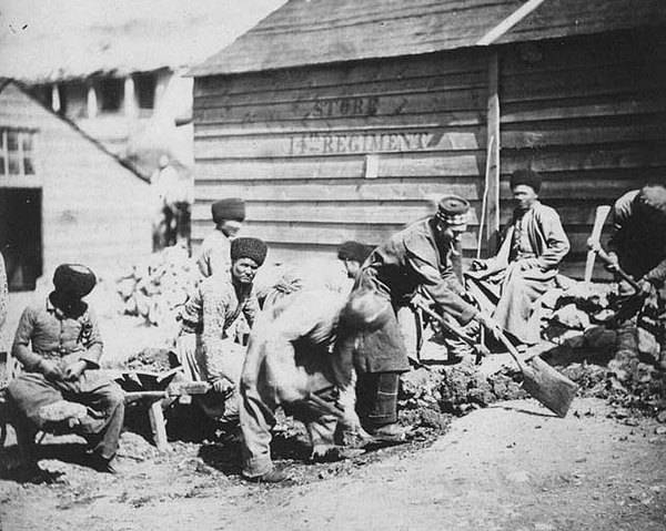 Крымские татары, которых союзнические войска использовали как работников. Фото Роджера Фентона