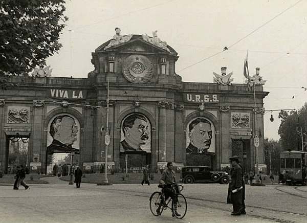 Такой вид — с надписью «Слава СССР!» и портретами Литвинова, Сталина и Ворошилова — имели мадридские ворота Пуэрта-де-Алькала по случаю 20-й годовщины Октябрьской революции