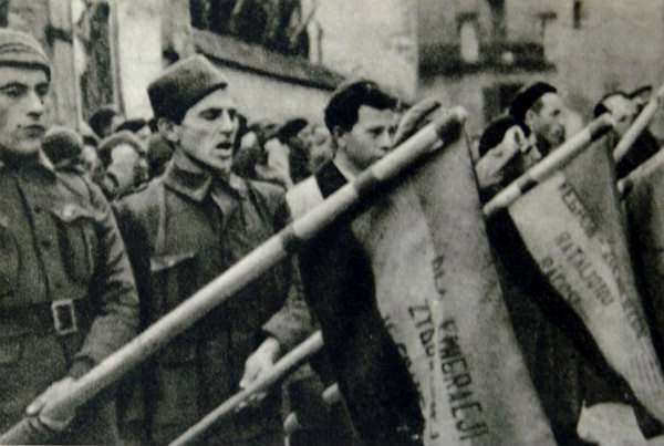 Бойцы интербригады имени Домбровского присягают на верность Испанской республике