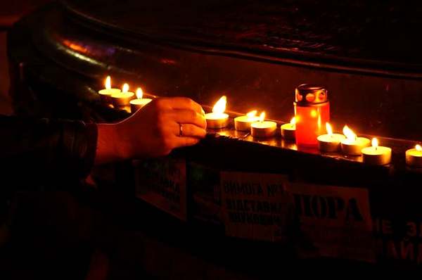 На Евромайдане зажгли свечи памяти погибшим в террактах в России