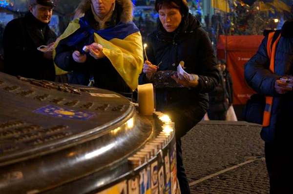 На Евромайдане зажгли свечи памяти погибшим в террактах в России