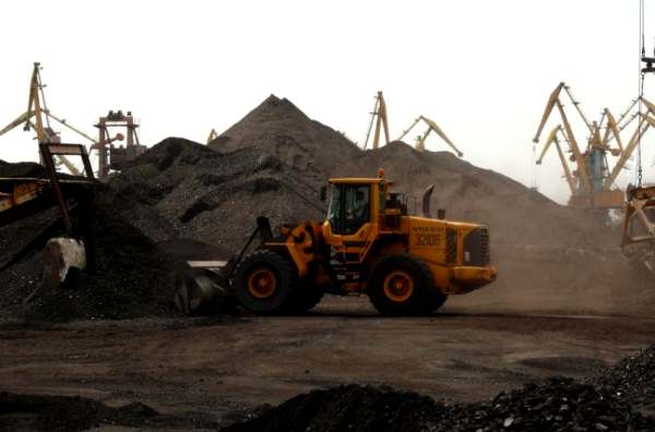 Добытый государственными шахтами уголь лежит на складах