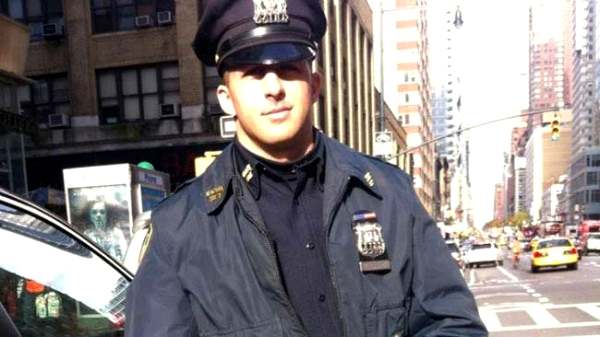 Полицейский из Нью-Йорка Ларри где Примо стал звездой Фейсбука. Кто-то из пользователей увидел, как он покупает обувь для бомжа, и выложил фото в Сеть