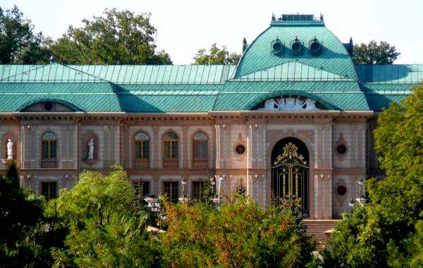 Резиденция «Люкс» в ботаническом саду Донецка. Современный вид. Фото автора