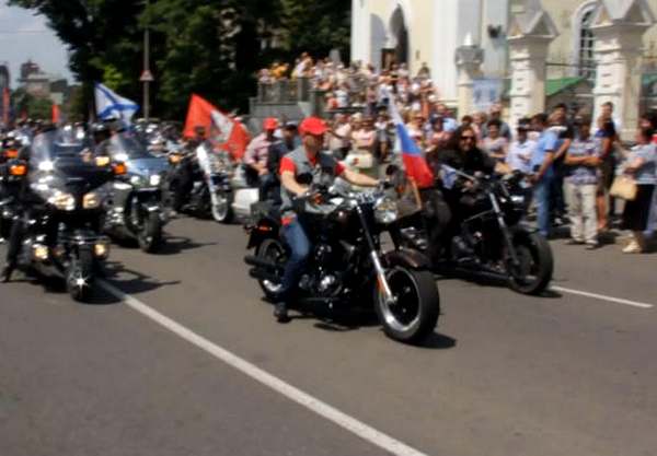Александр Вилкул во главе колонны байкеров в Днепропетровске (фото - youtube.com)