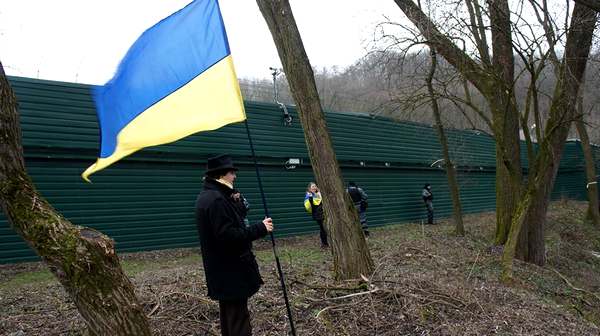  «Беркуту» нашли достойную работу - охранять забор Януковича