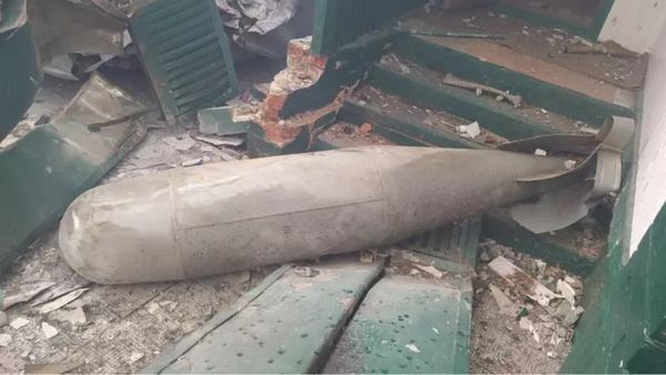 Бомба ФАБ-250, оставшаяся на месте падения российского СУ-34 в Чернигове