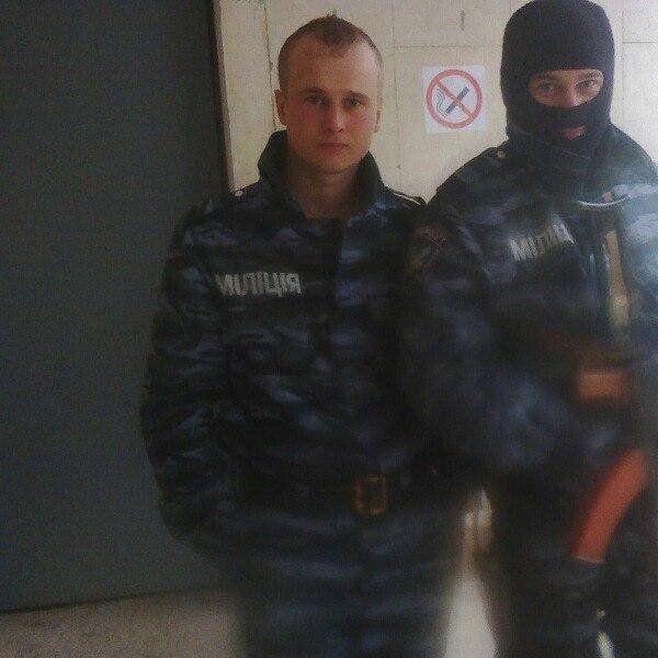 Николай (слева) в форме украинской милиции. Фото из «ВКонтакте» его отца. Май 2014