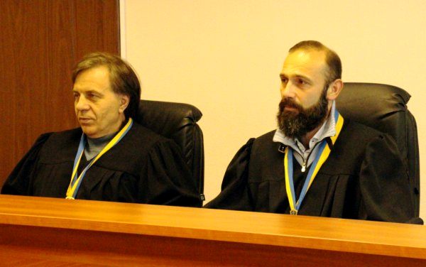 Фото:  Справа на фото судья Артур Емельянов