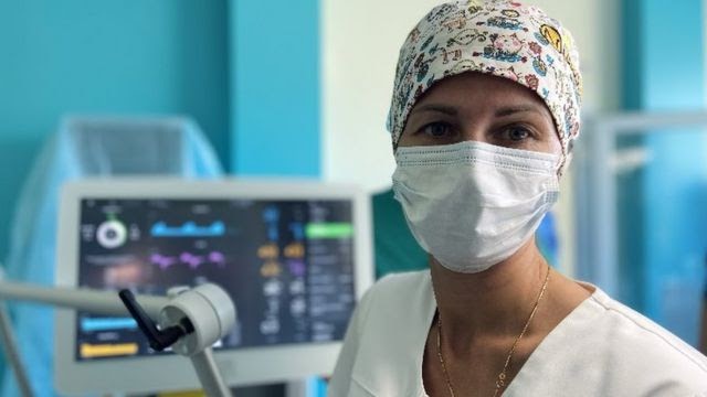 Наталья Матолинец 25 лет работает врачом. Каждый день она видит, как люди умираю