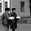 Молодой отец с приятелем у роддома №1. Новокузнецк, 1980 год.