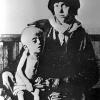 Жінка з дитиною, виснаженою голодом. Місце і дата зйомки: УССР, 1932-1933 рр